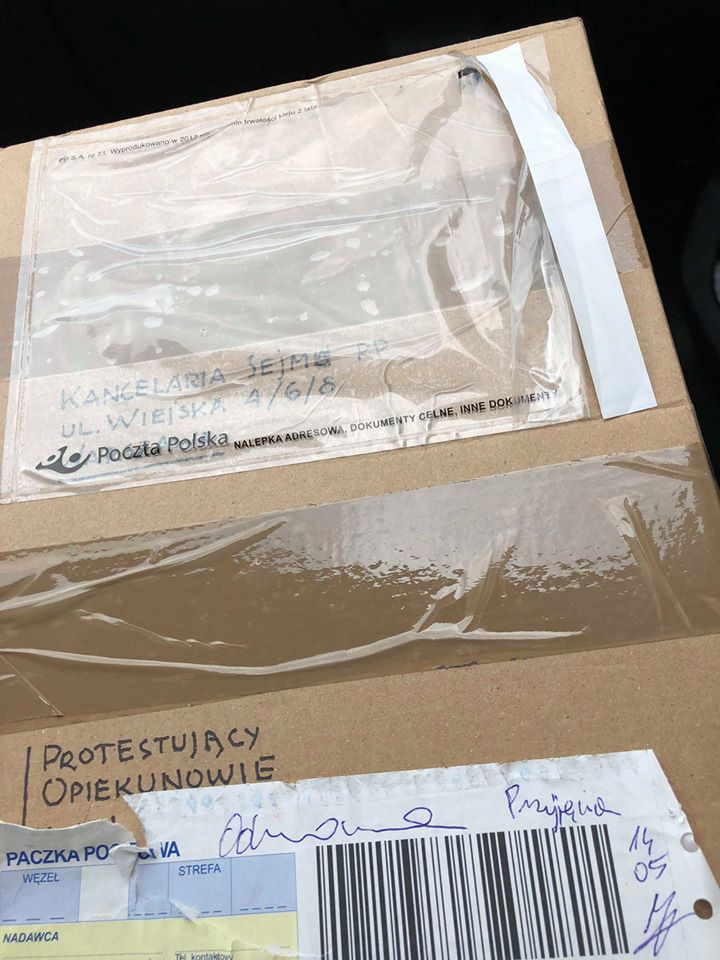 Paczka ze skarpetami z napisem: "odmowa przyjęcia" 