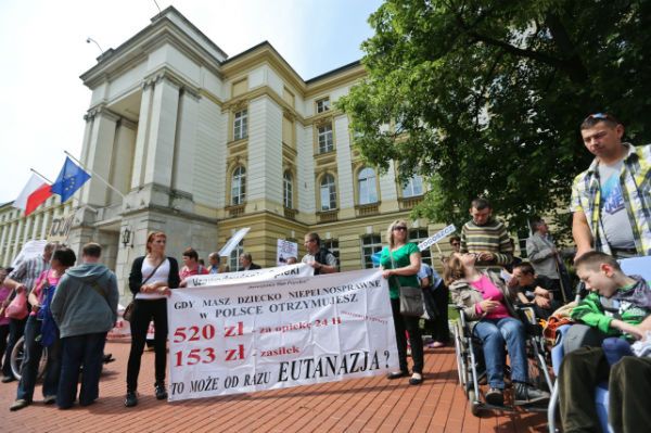 Manifestacja rodziców dzieci niepełnosprawnych przed kancelarią premiera