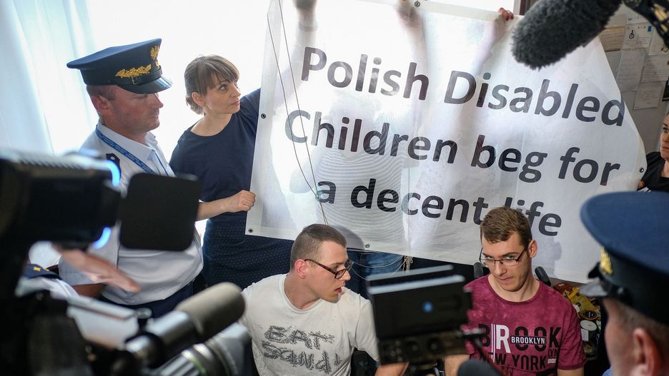 37 dzień protestu okupacyjnego rodziców osób niepełnosprawnych w Sejmie. Na zdjęciu Adrian Glinka Jakub Hartwich