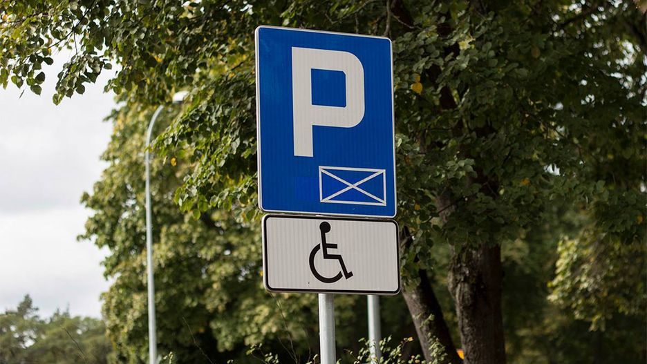 Na razie jest klepisko, ale ma być prawdziwy parking. Z parkomatem