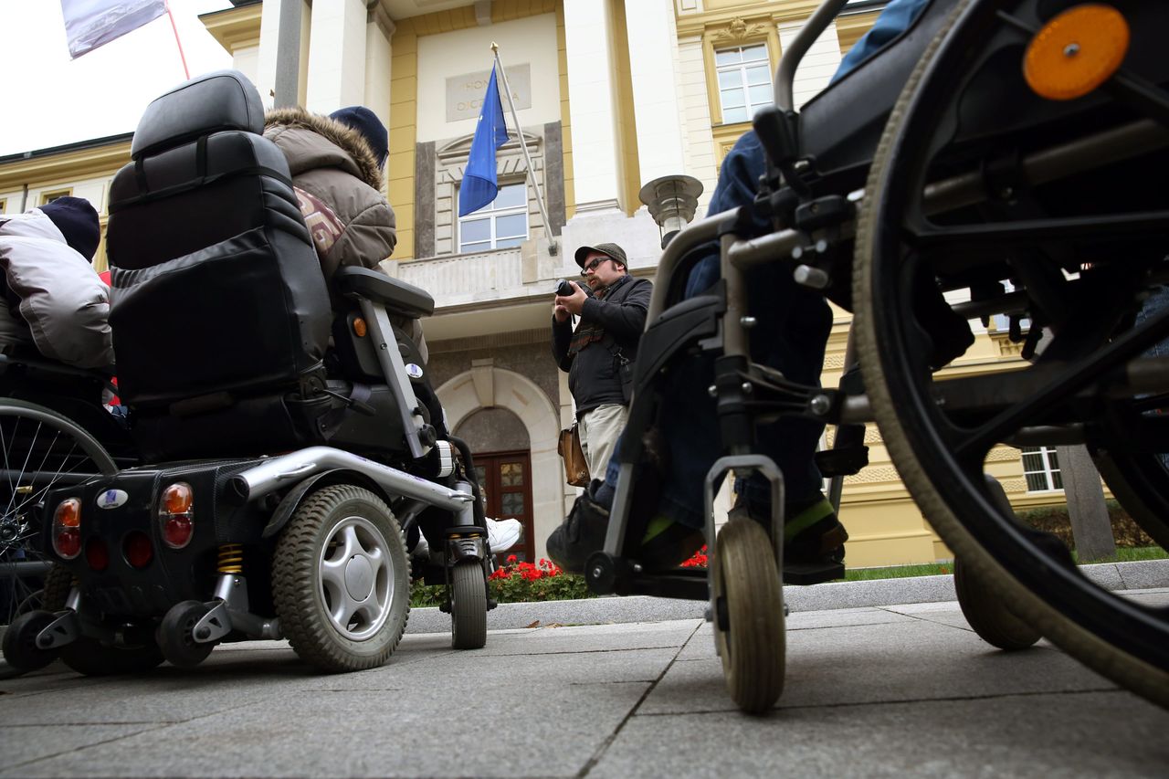 Opiekunowie osób niepełnosprawnych mają dość. Pozywają państwo