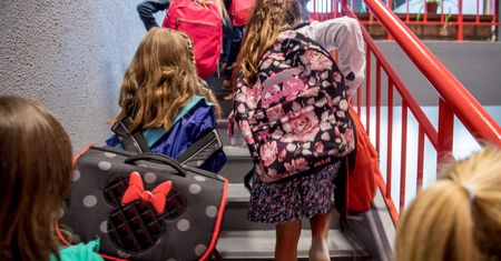 Mazowsze. Sanepid kontroluje wagę tornistrów uczniów, także w szkołach w Warszawie