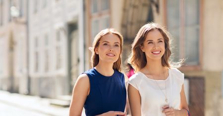 Elegancka latem – najpiękniejsze bluzki bez rękawów