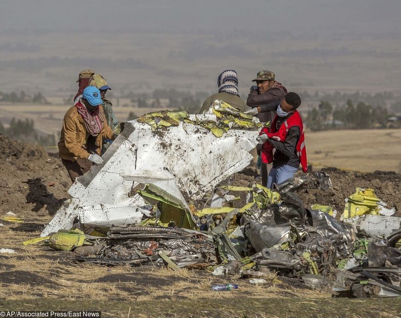 Miejsce katastrofy etiopskiego Boeinga jest ciągle przeszukiwane przez ratowników.