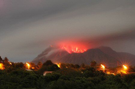 Wulkan na karaibach wyrzuca pył na wysokość 8 km