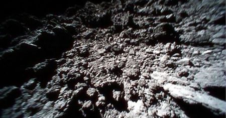 Nowe zdjęcia z powierzchni asteroidy Ryugu. Skalisty i surowy klimat z kosmosu