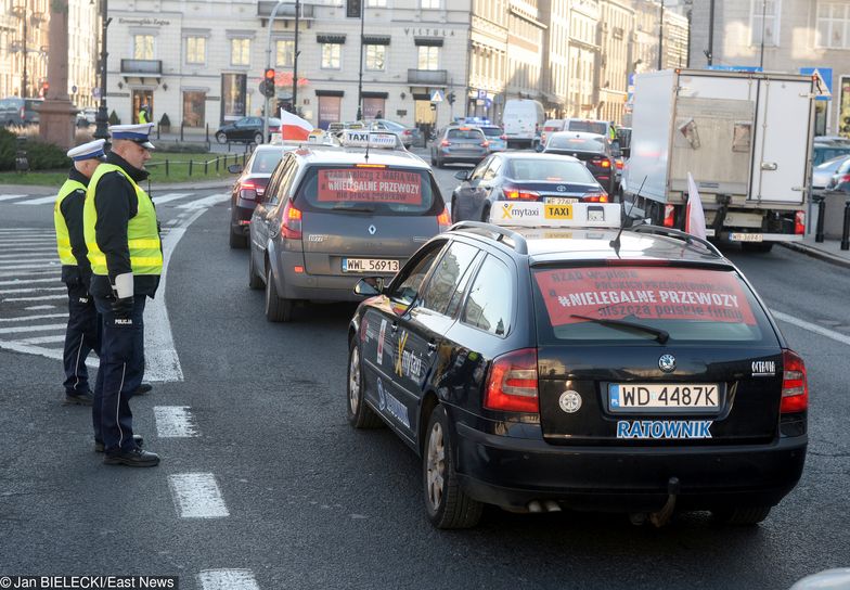 W ostatnich latach taksówkarze protestują regularnie. Na zdjęciu warszawska akcja protestacyjna z listopada 2018 roku.
