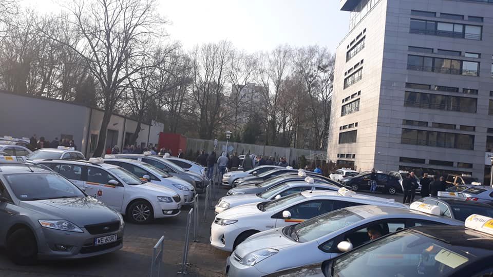 Protest taksówkarzy przed siedzibą Mytaxi. Sprzeciwiają się nowemu sposobowi rozliczeń
