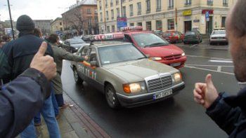 Ok. 70 taksówkarzy zebrało się przed Ministerstwem Finansów w Warszawie