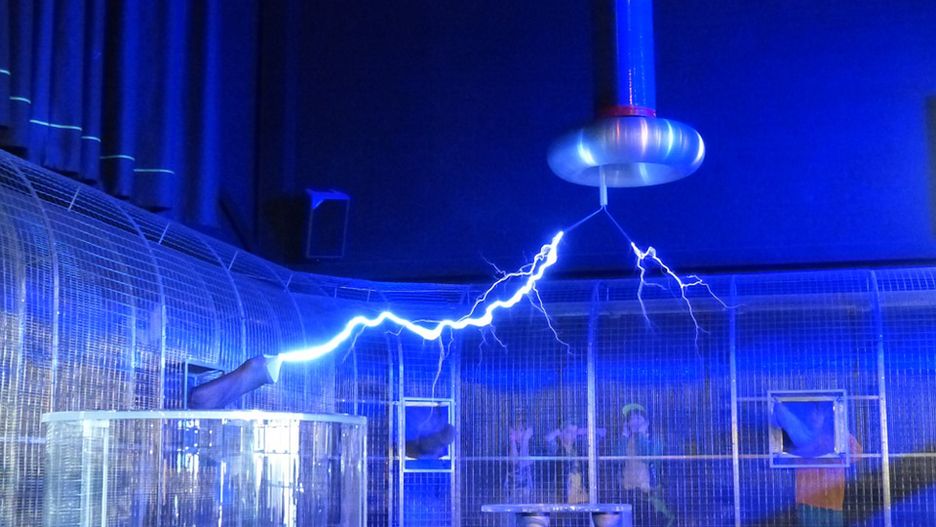 Klatka Faradaya chroni przed zewnętrznym polem elektrycznym 