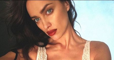Młoda mama kusi na okładce Vogue'a. Kwiat pustyni w pełnej krasie
