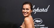Ogromne rozcięcie aksamitnej sukni zadziałało na wyobraźnię. Irina Shayk dała zmysłowy pokaz