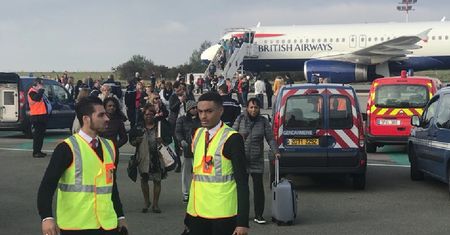 Ewakuacja samolotu do Londynu na lotnisku w Paryżu. Bali się ataku na airbusa British Airways