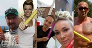 Sonia Bohosiewicz, Ilona Felicjańska i Artur Rojek fotografują się z pałeczkami sztafetowymi