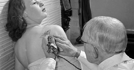 Burtchett w latach 50. "dziarał" króla. Nieznana historia tatuażu