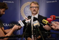 Szef KRS Leszek Mazur tłumaczy się z oklaskiwania Jarosława Kaczyńskiego. "Wszyscy stali"