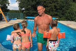 56- letni Cezary Pazura pokazał zdjęcie z basenu. Jego ciało robi wrażenie