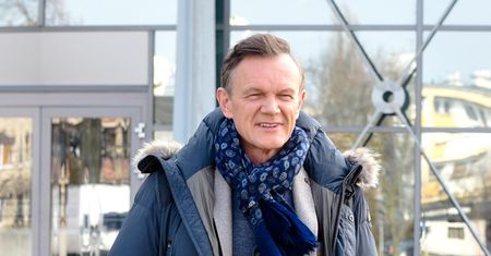 Cezary Pazura sprawdza się w roli ojca. Został fryzjerem córki