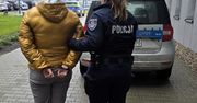 Uderzyła seniorkę garnkiem w głowę i okradła