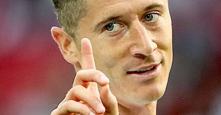 Robert Lewandowski zrzucił koszulkę i rozpalił Internautki do czerwoności! Wygląda jak młody bóg!