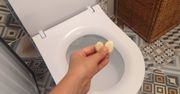 Przed snem wrzucam czosnek do sedesu i oszczędzam pieniądze z domowego budżetu