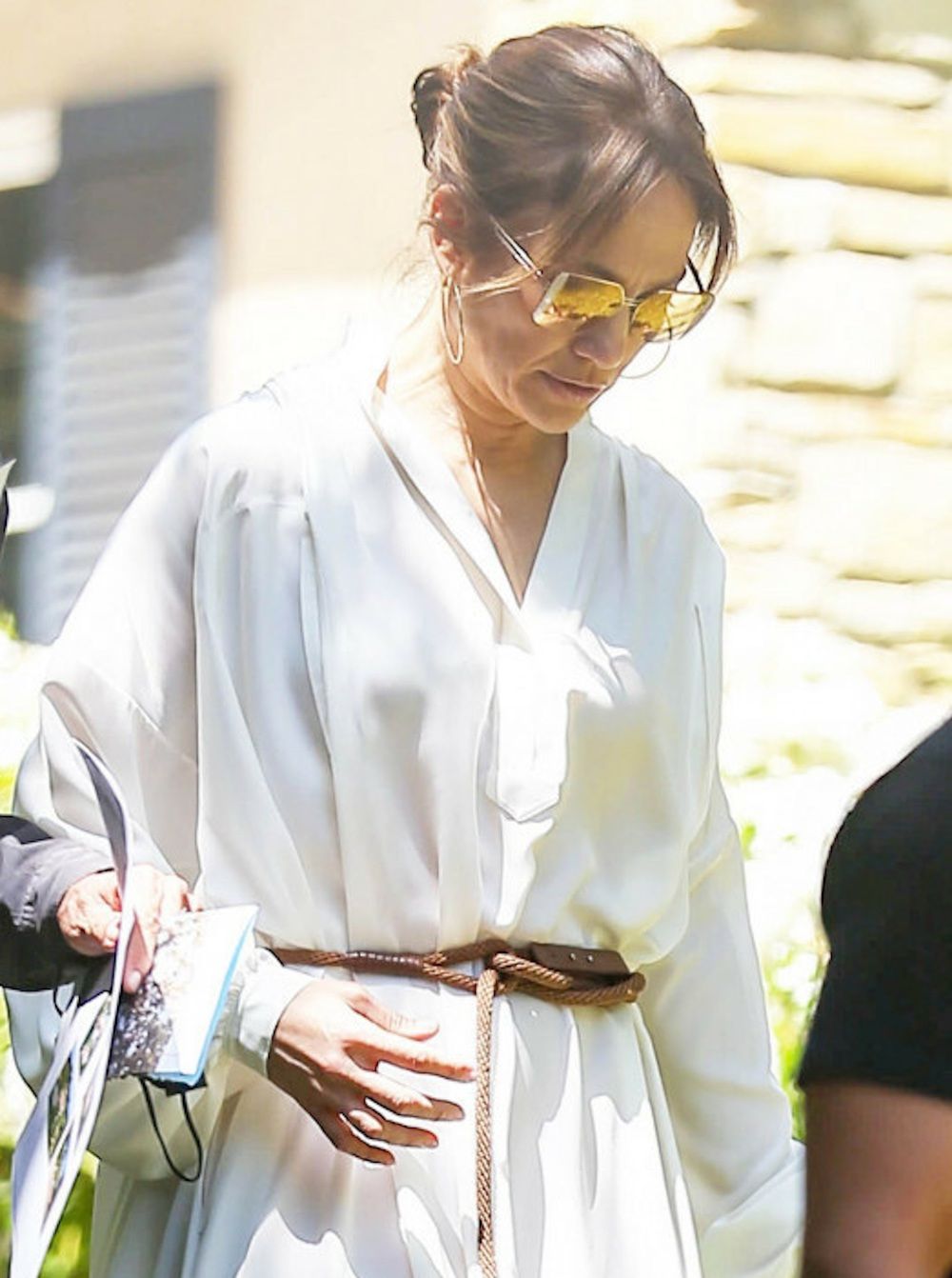 Jennifer Lopez w koszulowej sukience w domu w Beverly Hills