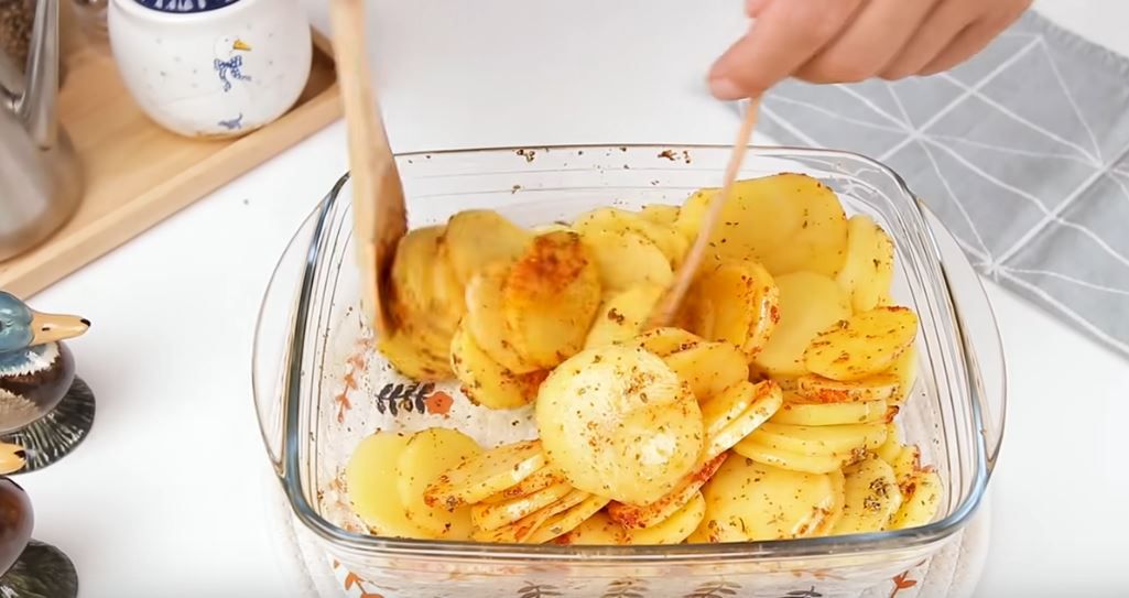 Przygotowanie ziemniaków - Pyszności; Foto: kadr z materiału na kanale YouTube Einfach und lecker
