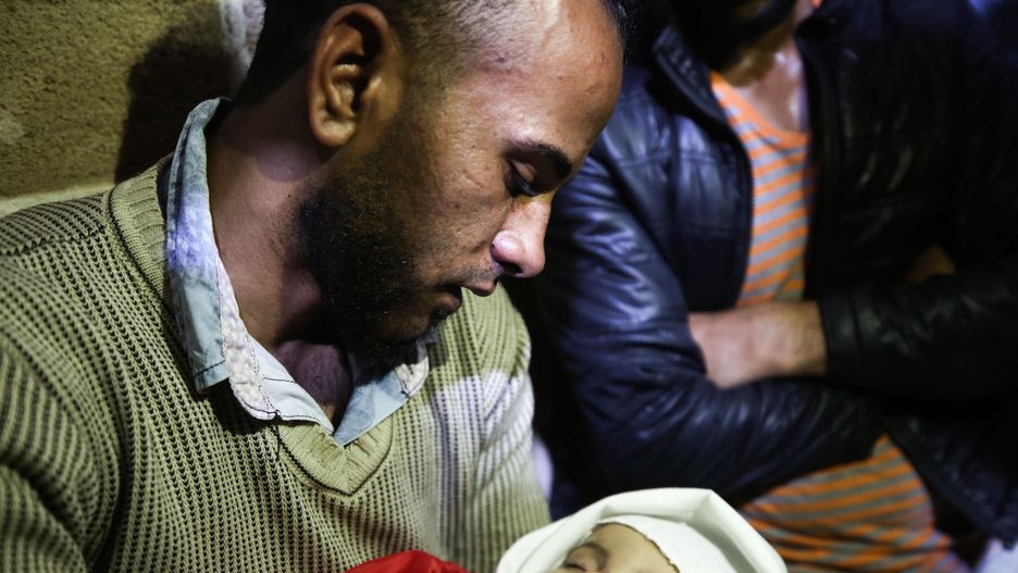 Krewny trzyma ciało 8-miesięcznej Layili al-Ghandour. Dziecko miało zginąć z powodu wdychania gazu łzawiącego podczas starć na granicy Gaza-Izrael
