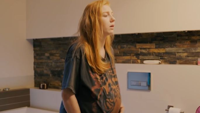 Nastolatka w ciąży - kadr z filmu Reżysera Życia