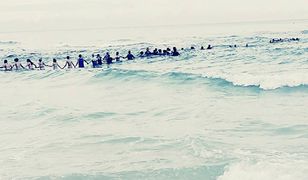 Niebywała odwaga plażowiczów. Utworzyli 90-metrowy ludzki łańcuch, by ratować tonących