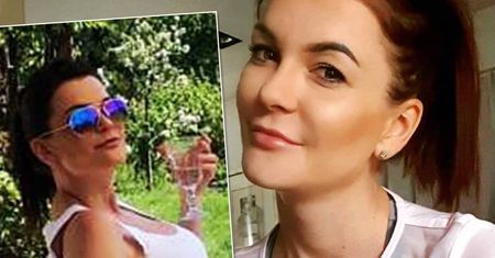 Agnieszka Radwańska opala się w ogrodzie. Pokazała duży brzuszek i zgrabne nogi