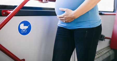 Ciężarna Kasia codziennie podróżuje autobusem. "Nikt nie ustępuje mi miejsca"