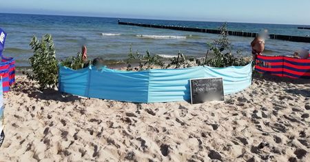 Parawan nie wystarczył. Turysta ukarany na plaży w Ustroniu Morskim