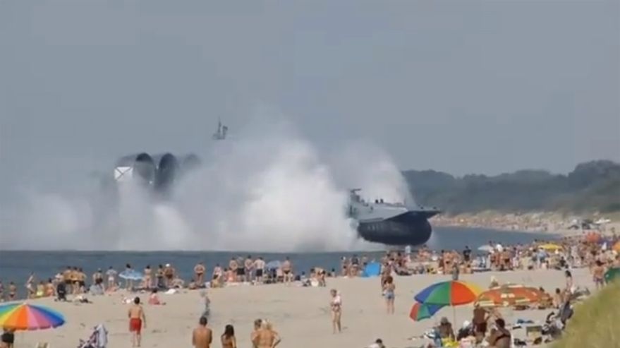 Okręt desantowy "zaatakował" turystów na plaży