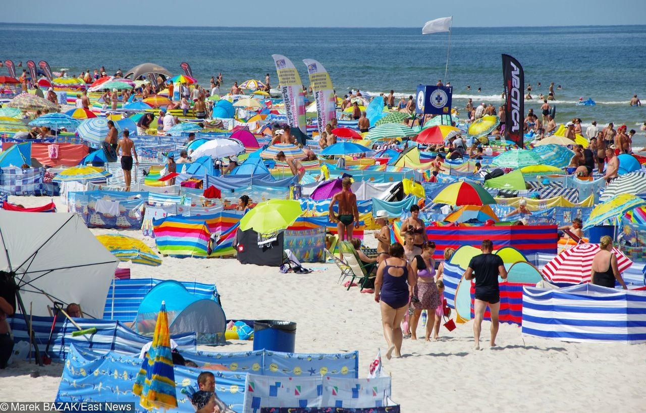 Topless albo nago nad Bałtykiem? Zakaz na plaży z zaskakującej strony