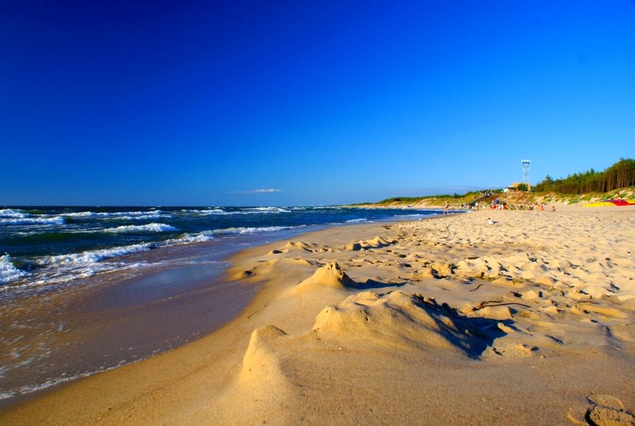 Tragedia na plaży w Sobieszewie. Kobieta ratowała syna, utonęła