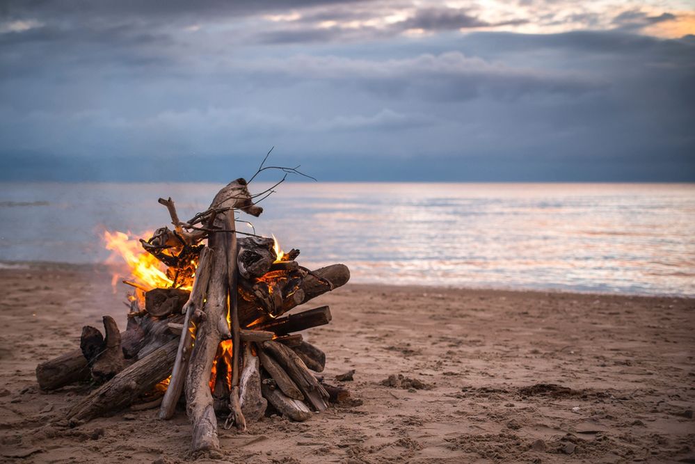 Ognisko na plaży – co zrobić, aby uniknąć mandatu