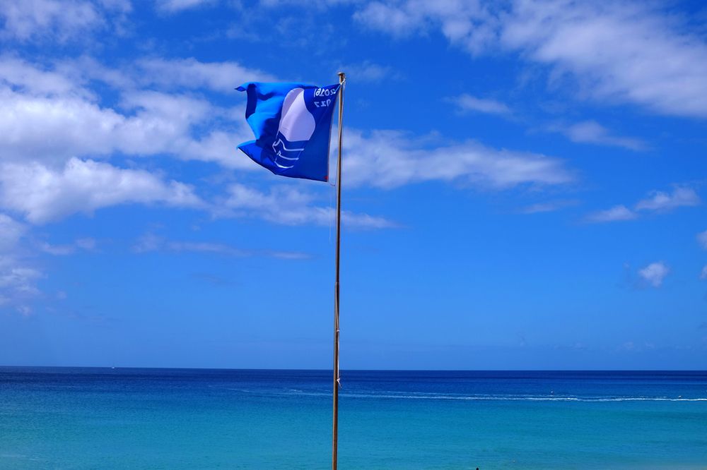"Błękitna Flaga". Sprawdź, jakie plaże w Polsce mają w tym roku najwyższe standardy bezpieczeństwa