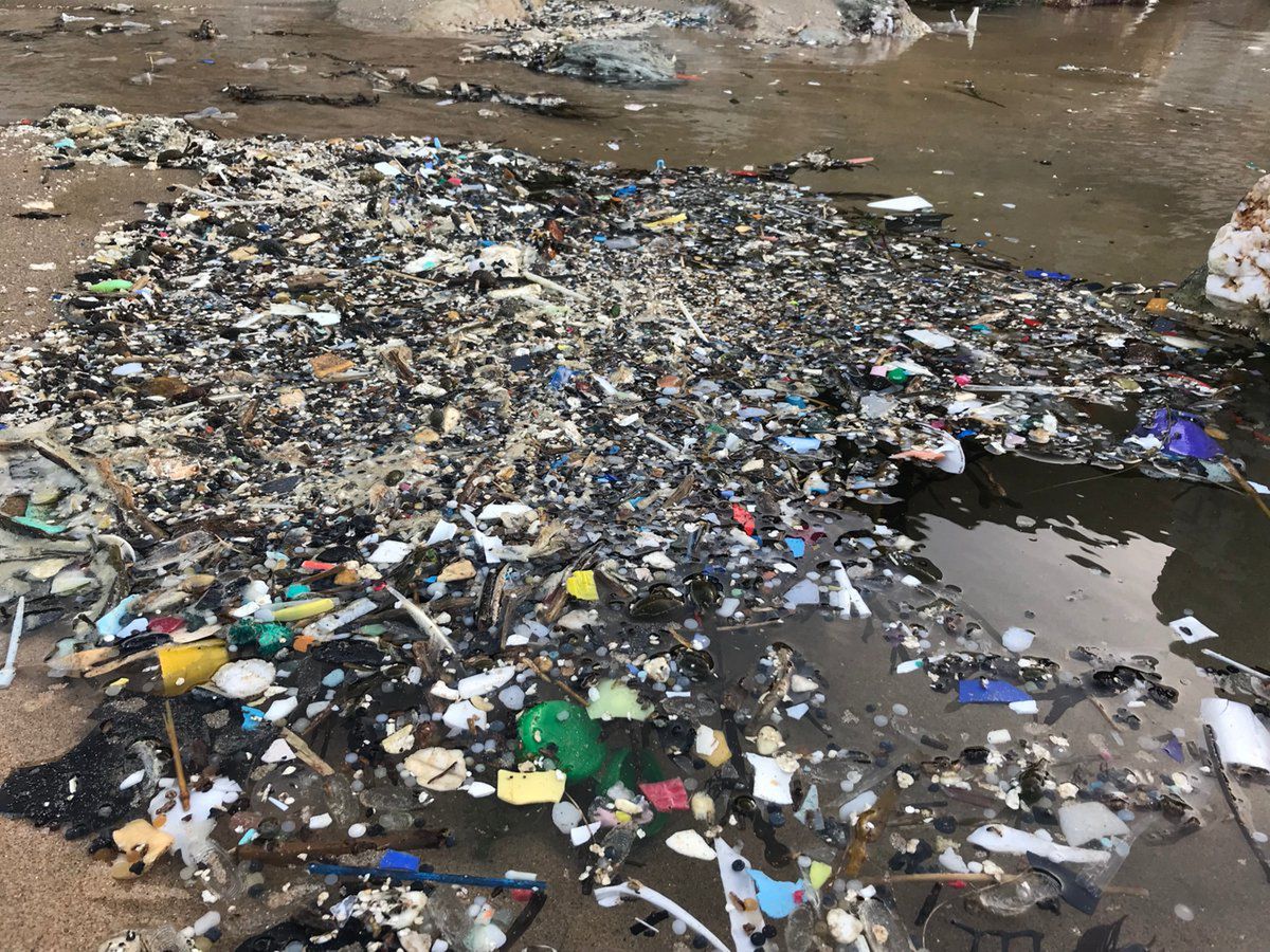 Śmieci pojawiły się na wybrzeżu Kornwalii