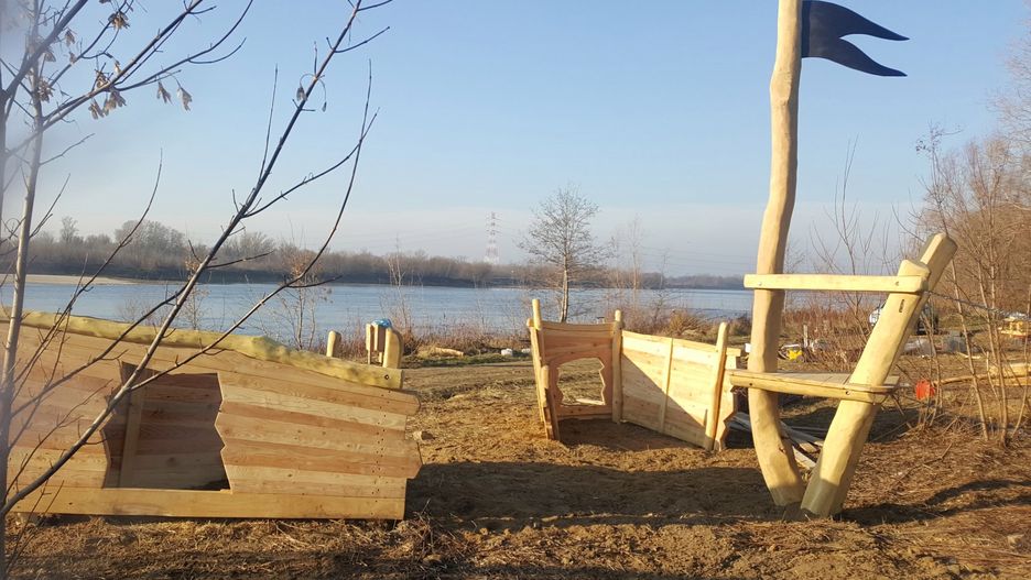 Demontaż elementów plaży na Białołęce. Fot. Zieleń Warszawska, Facebook.