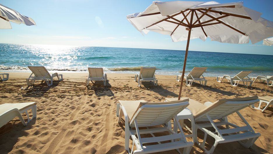 Późna jesień na piaszczystej plaży w dobrej cenie to całkiem realna wizja