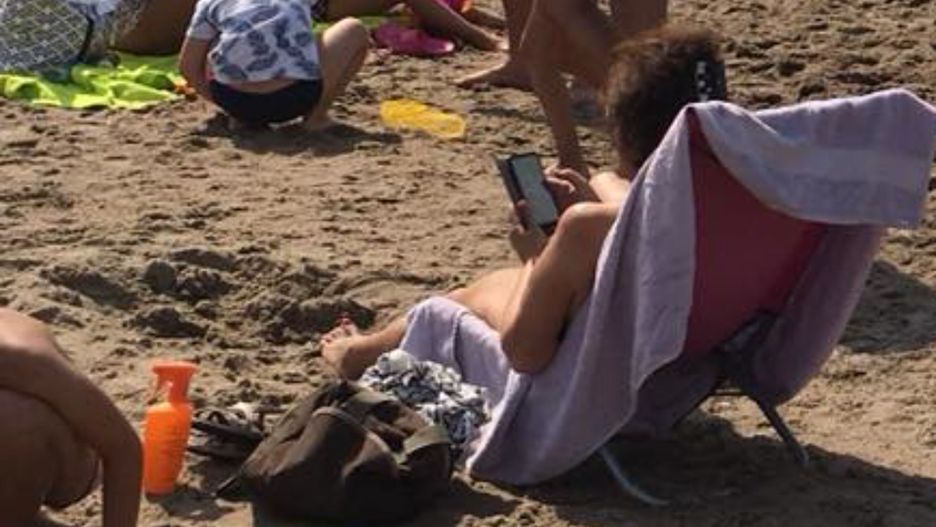 Ratownicy apelują, by na plaży rodzice odłożyli telefony