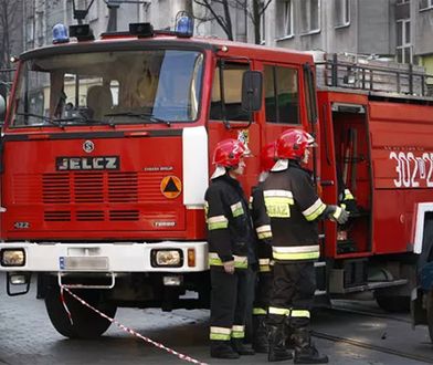 Samochód spłonął na Woli. Szybka akcja strażaków