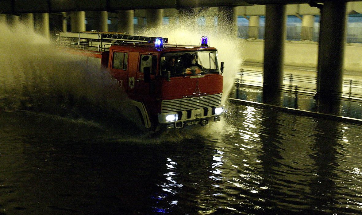 Czasem na drodze stają nie tylko inne samochody. Przedarcie się przez zalany tunel rozpędzonym wozem strażackim też nie należy do bezpiecznych manewrów 