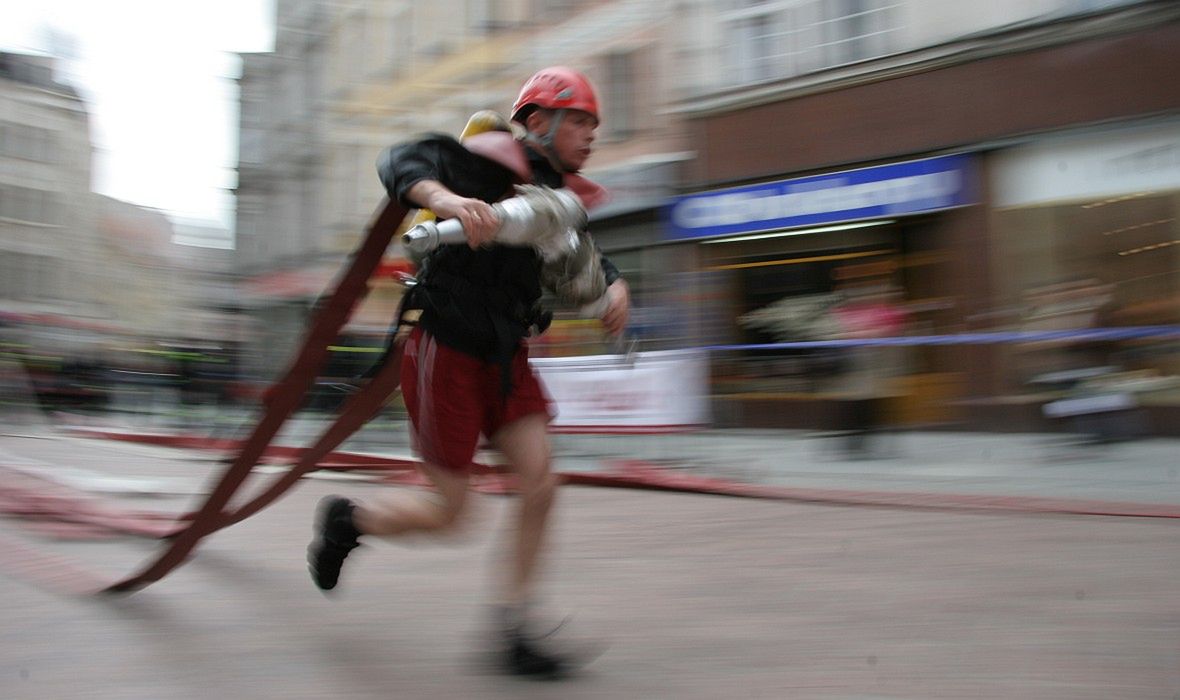 Zdjęcie wykonane podczas zawodów na najtwardszego strażaka na toruńskiej Starówce 