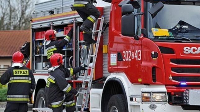 Strażacy odnaleźli dwa ciała w jednym z mieszkań w Policach
