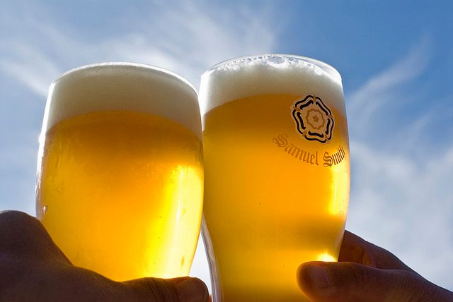 Alergię na piwo mogą powodować środki konserwujące i barwniki zawarte w alkoholowym napoju.