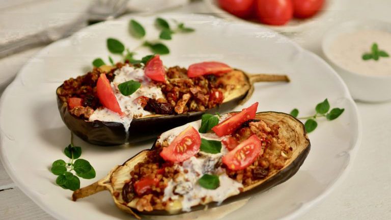 Zapiekany bakłażan z kaszą i ziołowym sosem