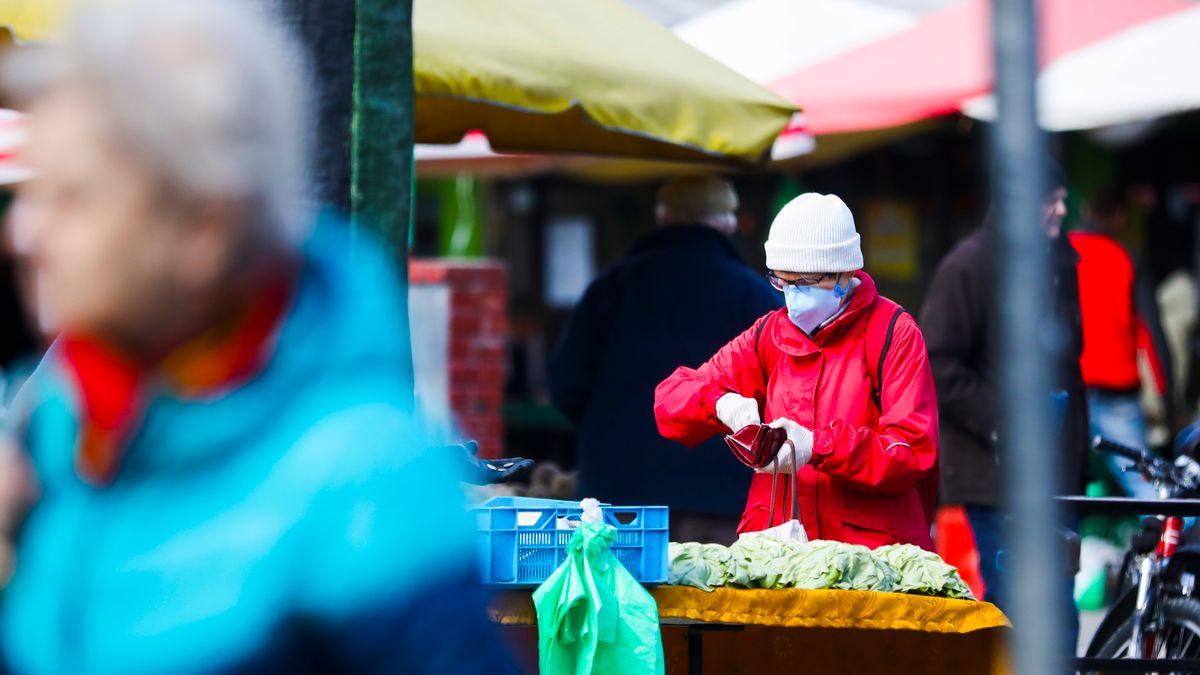 Koronawirus zmienił wszystkie dziedziny życia. Teraz Polacy boją się, że przez to dostaną mniejsze pensje