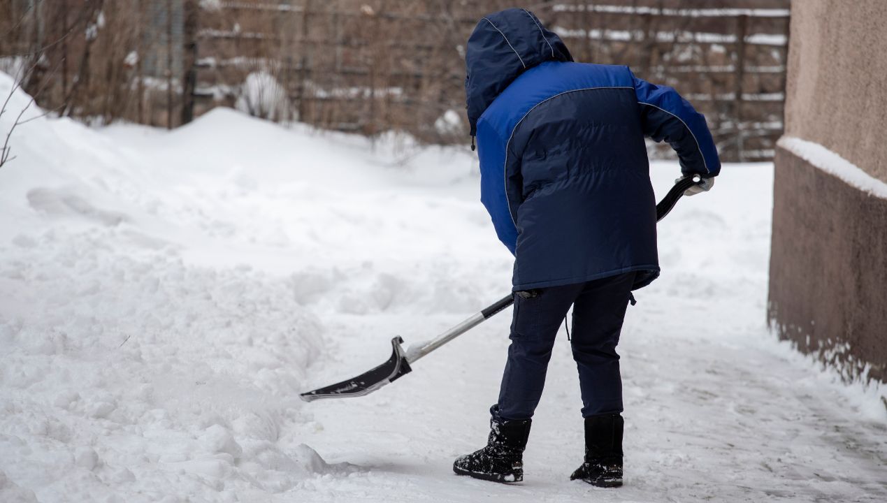 Czym wysypać podjazd? Ten roztapiacz śniegu sprawi, że nie będzie śliski zimą nawet przy -25°C